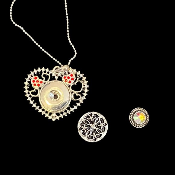 GORGEOUS HEART WITH SMALL RED CRYSTAL HEARTS SNAP BUTTON PENDANT SILVER NECKLACE - Picture 1 of 9